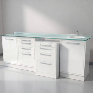 Lo studio standard comprende arredi funzionali e resistenti per ambienti medicali e odontoiatrici.